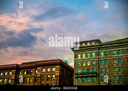 Tramonto sulla vecchia città di mattoni edifici di appartamenti Foto Stock