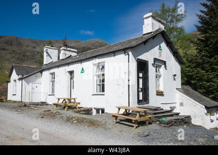 Bianco,costruzione,è,YHA Coppermines,Coniston,vicino,Coniston,Lago,e,a,piedi,d,uomo vecchio di Coniston,mountain,Laghi,Lake District,Cumbria,l'Inghilterra,UK, Foto Stock