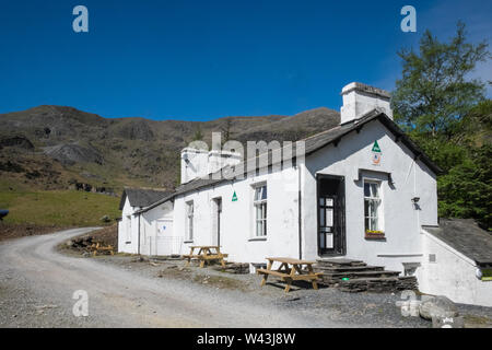 Bianco,costruzione,è,YHA Coppermines,Coniston,vicino,Coniston,Lago,e,a,piedi,d,uomo vecchio di Coniston,mountain,Laghi,Lake District,Cumbria,l'Inghilterra,UK, Foto Stock