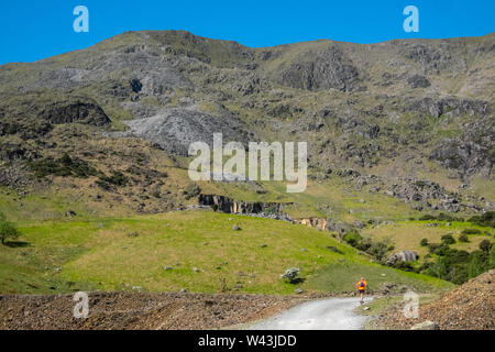 Bianco,costruzione,è,YHA Coppermines,Coniston,vicino,Coniston,Lago,e,a,piedi,d,uomo vecchio di Coniston,mountain,Laghi,Lake District,Cumbria,l'Inghilterra,UK, Foto Stock