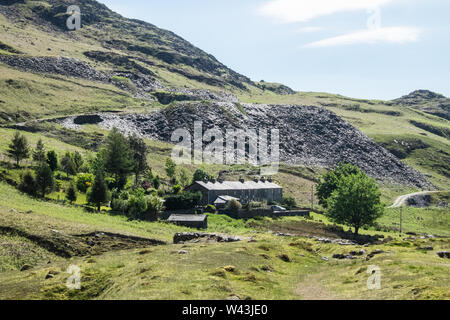 Bianco,costruzione,è,YHA Coppermines,Coniston,vicino,Coniston,Lago,e,a,piedi,d,uomo vecchio di Coniston,mountain,Laghi,Lake District,Cumbria,l'Inghilterra,UK, Foto Stock