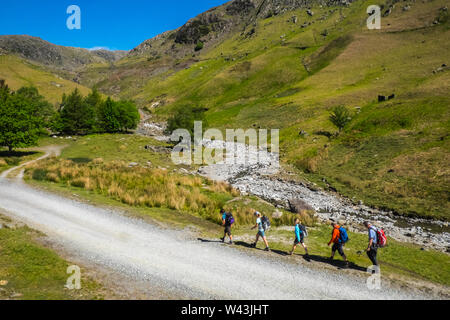 Bianco,costruzione,è,YHA Coppermines,Coniston,vicino,Coniston,Lago,e,a,piedi,d,uomo vecchio di Coniston,mountain,Laghi,Lake District,Cumbria,l'Inghilterra,UK, Foto Stock