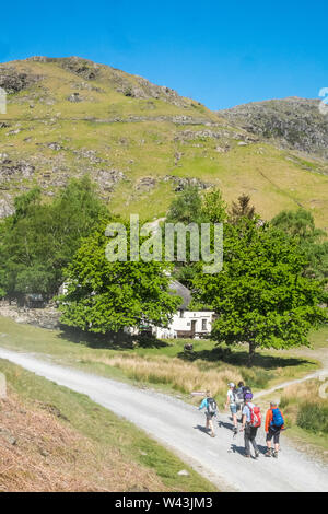 Bianco,costruzione,è,YHA Coppermines,Coniston,vicino,Coniston,Lago,e,a,piedi,d,uomo vecchio di Coniston,mountain,Laghi,Lake District,Cumbria,l'Inghilterra,UK, Foto Stock