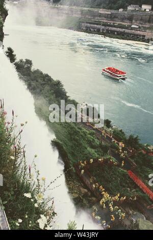 Bellissimo scatto aereo delle Cascate del Niagara con una barca turistica sull'acqua Foto Stock