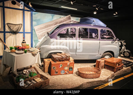 Italia Piemonte Torino Museo dell' Automonbile Torino Mauto ( ) - Italia 1956 - Fiat 600 multipla - Grande dentro, Piccola fuori, originale e a buon mercato: pratcically diventa design Foto Stock