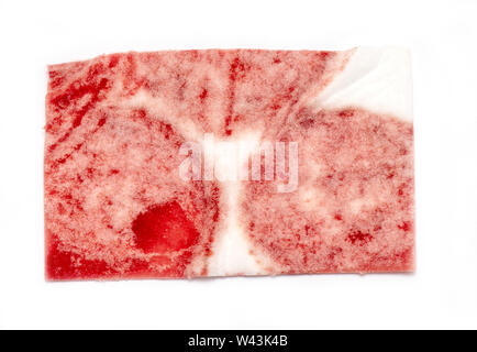 Macchie di sangue naturale sul tovagliolo tessuto sanguinosa Foto Stock