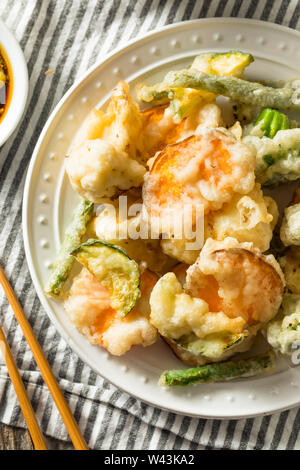 In casa giapponese Tempura di verdure con soia Salsa di immersione Foto Stock