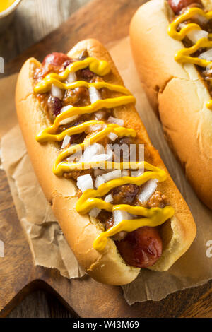 In casa stile di Detroit Chili Dog con senape e cipolla Foto Stock