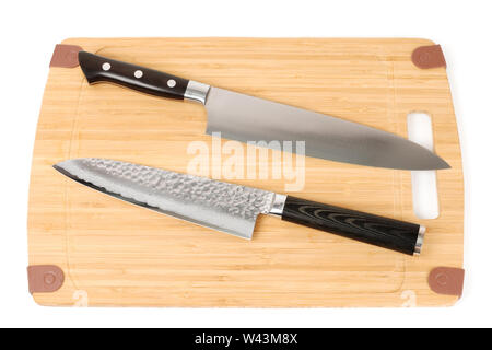 Due coltelli su un tagliere Foto Stock