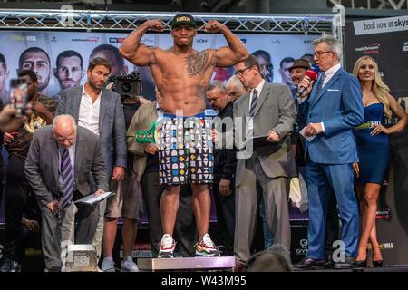 Londra, Regno Unito. 19 lug 2019. Oscar Rivas durante Matchroomboxing presenta Dillian Whyte vs Oscar Rivas Weight-In Spitalfiels al Mercato di venerdì, 19 luglio 2019 a Londra, Inghilterra. (Solo uso editoriale, è richiesta una licenza per uso commerciale. Nessun uso in scommesse, giochi o un singolo giocatore/club/league pubblicazioni.) Credito: Taka G Wu/Alamy Live News Foto Stock