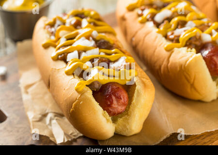 In casa stile di Detroit Chili Dog con senape e cipolla Foto Stock