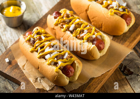 In casa stile di Detroit Chili Dog con senape e cipolla Foto Stock