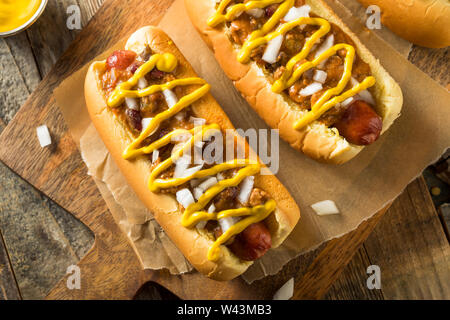 In casa stile di Detroit Chili Dog con senape e cipolla Foto Stock