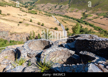 Resti di pre- Romano Castri e fortezze ' ' in Castro del Chano, antico insediamento , Peranzanes, El Bierzo, provincia di León, Spagna Foto Stock