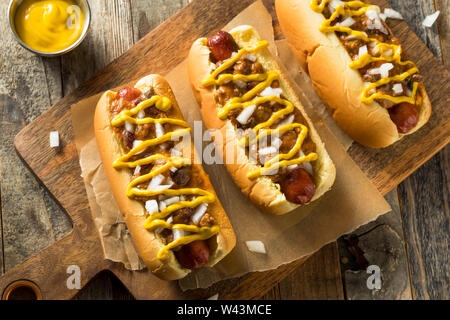 In casa stile di Detroit Chili Dog con senape e cipolla Foto Stock