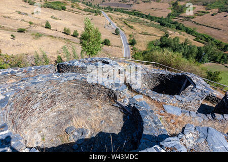 Resti di pre- Romano Castri e fortezze ' ' in Castro del Chano, antico insediamento , Peranzanes, El Bierzo, provincia di León, Spagna Foto Stock