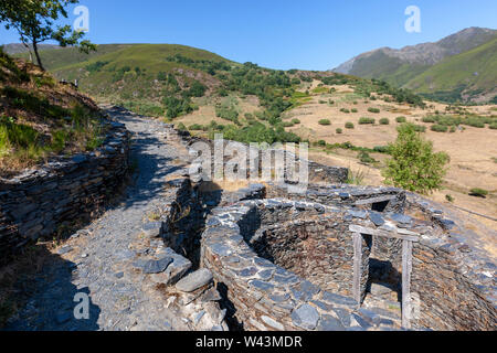 Resti di pre- Romano Castri e fortezze ' ' in Castro del Chano, antico insediamento , Peranzanes, El Bierzo, provincia di León, Spagna Foto Stock