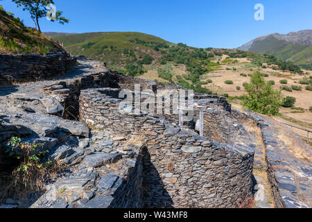 Resti di pre- Romano Castri e fortezze ' ' in Castro del Chano, antico insediamento , Peranzanes, El Bierzo, provincia di León, Spagna Foto Stock