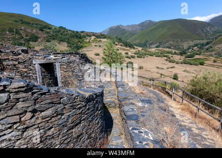 Resti di pre- Romano Castri e fortezze ' ' in Castro del Chano, antico insediamento , Peranzanes, El Bierzo, provincia di León, Spagna Foto Stock