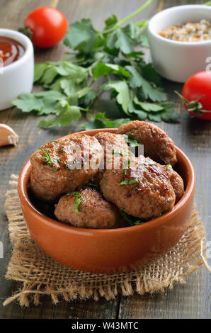 Le polpette di carne arrosto nel recipiente di ceramica, vista ravvicinata Foto Stock