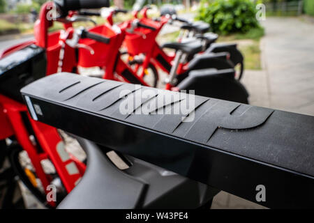 Berlino, Germania - 16 luglio 2019: Uber si unisce alla flotta dockless con Jump biciclette elettriche noleggiabili attraverso la Uber app Foto Stock