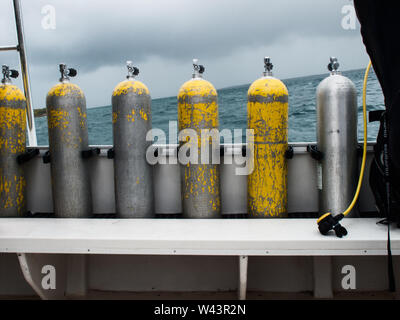 Alcuni di alta pressione serbatoi in acciaio posto su una barca di immersione nel mare di Cuba in una giornata con il rigonfiamento e orizzonte storto. Foto Stock