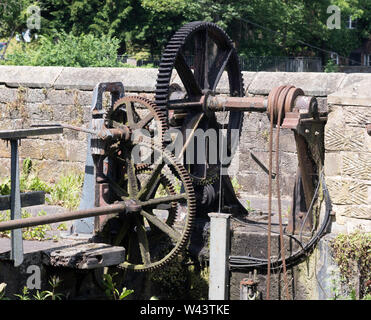 Vista dettagliata del motoriduttore di azionamento le paratoie di alimentazione di acqua al mulino di Est a Belper, Derbyshire, England, Regno Unito Foto Stock