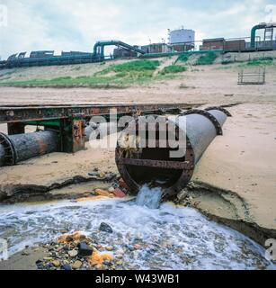 Le acque reflue riversate in mare da opere chimiche, UK. Foto Stock