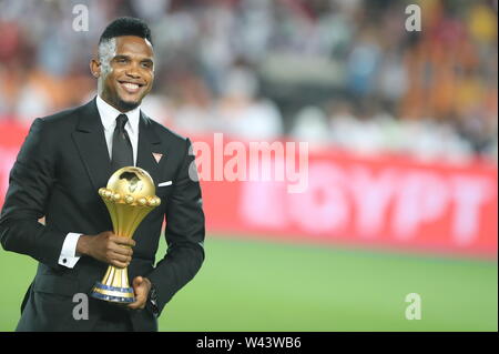 Il Cairo, Egitto. 19 Luglio, 2019. Ritirato camerunese il calciatore Samuel Eto'o detiene la Coppa d Africa del delle Nazioni trofeo prima di iniziare il 2019 Africa Coppa delle Nazioni finale di partita di calcio tra Senegal e Algeria a Il Cairo International Stadium. Credito: Omar Zoheiry/dpa/Alamy Live News Foto Stock