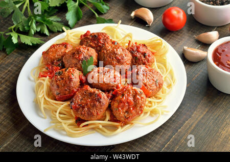 Polpette fritte e spaghetti sulla piastra bianca, close up Foto Stock