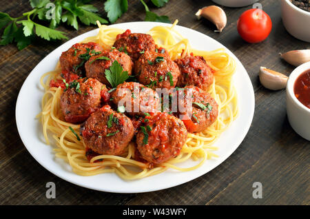 Le polpette di carne con salsa di pomodoro e gli spaghetti su piastra Foto Stock