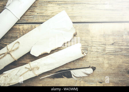 Vecchio bruciate le lettere e giù sul tavolo di legno Foto Stock