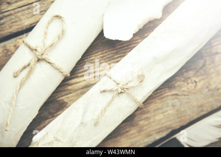 Vecchio bruciate le lettere e giù sul tavolo di legno Foto Stock