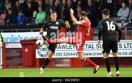 Crawley Sussex, Regno Unito. 19 luglio 2019. Tomer Hemed di Brighton cerca di vincere la palla mentre è sfidato da Joe McNerney di Crawley durante la partita di calcio pre-stagione amichevole tra Crawley Town e Brighton e Hove Albion al People's Pension Stadium di Crawley - solo per uso editoriale. Nessuna merchandising. Per le immagini di calcio si applicano restrizioni fa e Premier League inc. Nessun utilizzo di Internet/mobile senza licenza FAPL - per i dettagli contattare Football Dataco . Credit: Simon Dack/Alamy Live News - solo per uso editoriale Foto Stock