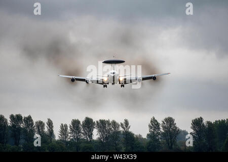 La NATO E-3A AWACS sentinella modificato Boeing 707 venuta in terra a RAF Fairford nel Gloucestershire durante il Royal International Air Tattoo. Foto Stock