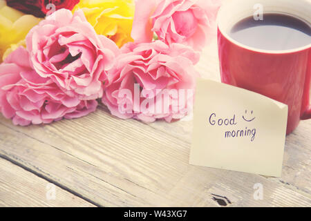 Caffè, rose e '' Buona mattina '' la scrittura su carta Foto Stock