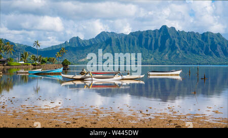 Una perfetta giornata ancora sulla Baia di Kaneohe, Oahu, Hawaii Foto Stock