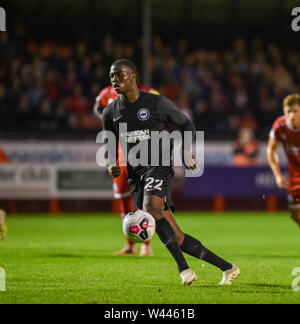 Crawley Sussex UK 19 luglio 2019 - Taylor Richards di Brighton segna l'unico obiettivo del gioco dal posto di penalità durante la partita di calcio pre stagione amichevole tra Crawley Town e Brighton e Hove Albion al People's Pension Stadium di Crawley . Credito : Simon Dack / Alamy Live News - solo per uso editoriale. Nessuna merchandising. Per le immagini di calcio si applicano restrizioni fa e Premier League inc. Nessun utilizzo di Internet/mobile senza licenza FAPL - per i dettagli contattare Football Dataco Foto Stock