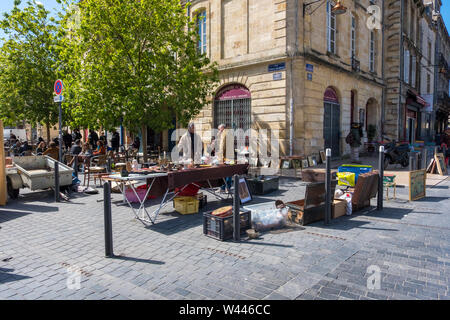 Bordeaux, Francia - 5 Maggio 2019: Bordeaux famoso mercato delle pulci di Marche aux Puces in domenica sul posto vicino a Saint Michel basilica, Aquitaine, Francia Foto Stock