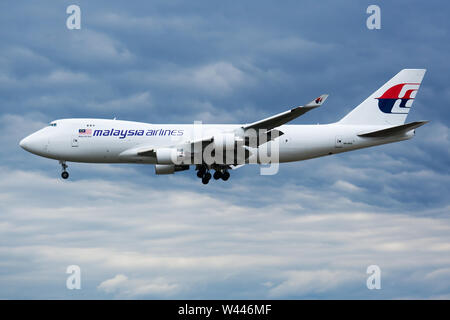 Francoforte / GERMANIA - Agosto 17, 2014: la Malaysia Airlines MASkargo Boeing 747-400 9M-MPS cargo aereo atterraggio all' aeroporto di Francoforte Foto Stock