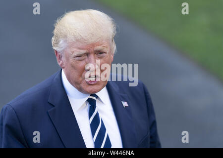 Washington, Distretto di Columbia, Stati Uniti d'America. 19 Luglio, 2019. Presidente Donald Trump risponde alle domande sulla South Lawn della casa bianca prima della partenza per il fine settimana per il suo golf club di Bedminster, NJ. Luglio 19, 2019 Credit: Douglas Christian/ZUMA filo/Alamy Live News Foto Stock