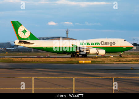 Francoforte / GERMANIA - Agosto 17, 2014: EVA Air Cargo Boeing 747-400 B-16401 aereo cargo di partenza all'aeroporto di Francoforte Foto Stock