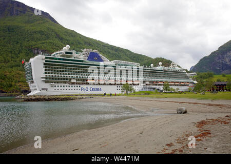 P&O NAVE DA CROCIERA Azura ormeggiata nel porto di Flam, Norvegia Foto Stock