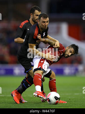 Il Palazzo di Cristallo James McArthur (sinistra) e Nottingham Forest di Tiago Silva battaglia per la sfera durante la pre-stagione amichevole presso la città Massa, Nottingham. Foto Stock