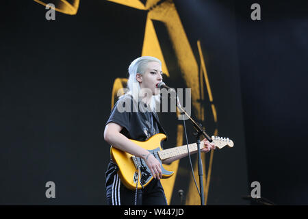 Macclesfield, Regno Unito, 19 luglio, 2019. Beth Jeans Houghton, noto come Du bionda, esegue presso la Bluedot Festival, Jodrell Bank, Macclesfield, Cheshire, Regno Unito. Credito: Barbara Cook/Alamy Live News Foto Stock