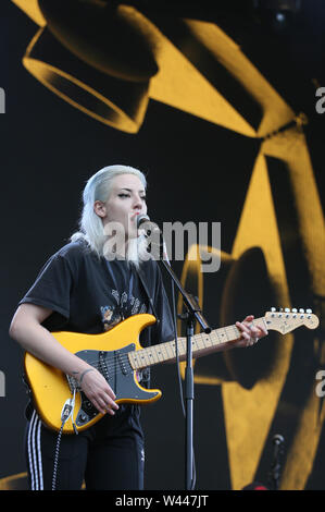 Macclesfield, Regno Unito, 19 luglio, 2019. Beth Jeans Houghton, noto come Du bionda, esegue presso la Bluedot Festival, Jodrell Bank, Macclesfield, Cheshire, Regno Unito. Credito: Barbara Cook/Alamy Live News Foto Stock