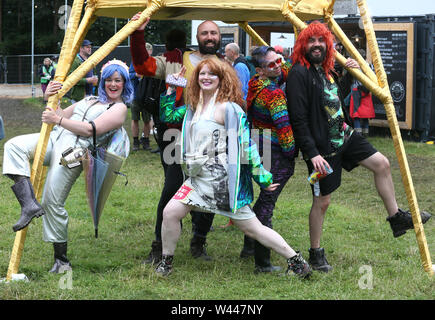 Macclesfield, Regno Unito, 19 luglio, 2019. Per celebrare i cinquant'anni poiché gli atterraggi sulla luna La Bluedot festival è attualmente in corso con quattro giorni di altoparlanti, la musica e la scienza con il telescopio Lovell come sfondo, Jodrell Bank, Macclesfield, Cheshire, Regno Unito. Credito: Barbara Cook/Alamy Live News Foto Stock