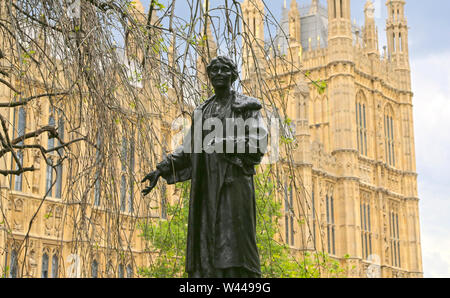 Londra, Gran Bretagna - 22 Maggio 2016: Statua di Emmeline Pankhurst, il principale suffragette britanniche, nella torre di Victoria Gardens, Westminster, creato b Foto Stock