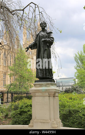 Londra, Gran Bretagna - 22 Maggio 2016: Statua di Emmeline Pankhurst, il principale suffragette britanniche, nella torre di Victoria Gardens, Westminster, creato b Foto Stock