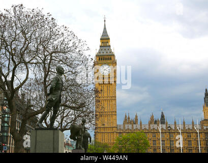 Londra, Gran Bretagna - 22 Maggio 2016: Statue di Jan granello di fuliggine, David Lloyd George e Winston Churchill in piazza del Parlamento con il Big Ben e la Foto Stock